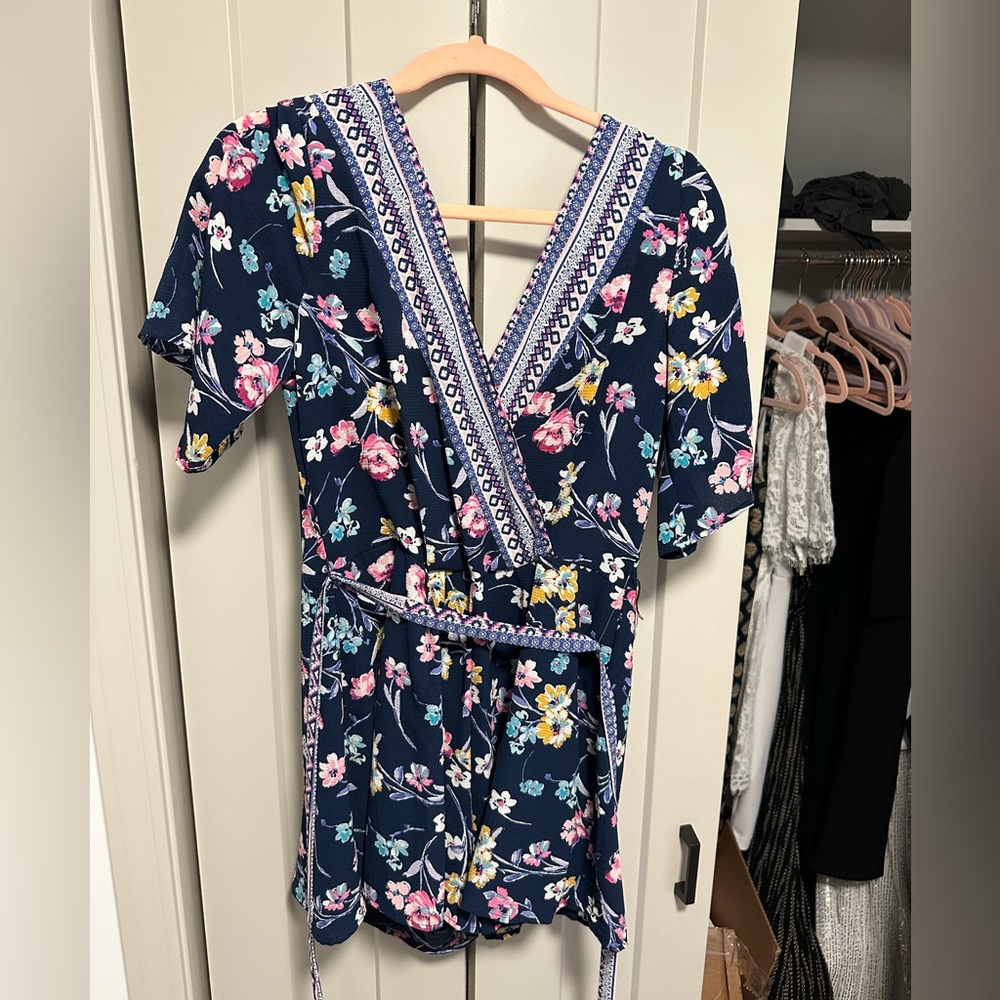Trixxi navy floral romper size large